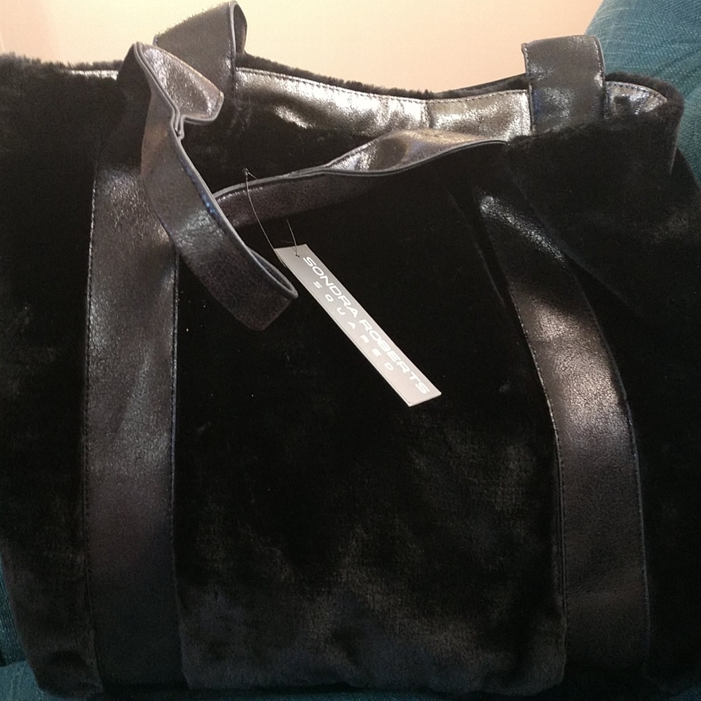 Very large fluffy bag in black